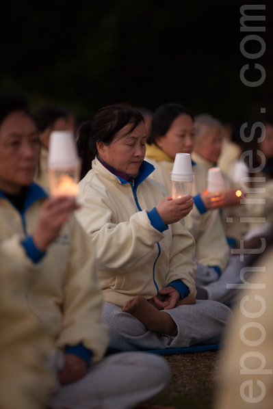 2013年7月21日(星期日)早晨,澳洲悉尼地区法轮功学员在悉尼Milsons Point的Bradfield Park集体炼功。(Henry Lam/大纪元)
2013年7月21日(星期日)早晨,澳洲悉尼地区法轮功学员在悉尼Milsons Point的Bradfield Park集体炼功。(Henry Lam/大纪元)