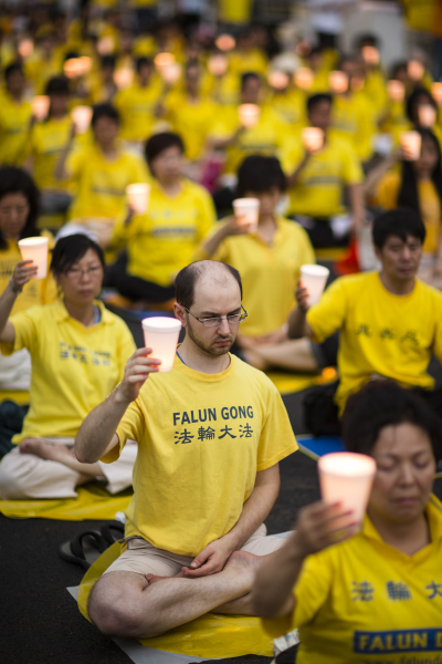 2013年7月20日,来自纽约市的部分法轮功学员聚集在纽约中领馆前,悼念因坚守“真、善、忍”信仰而遭受中共残酷迫害致死的法轮功学员。(爱德华/大纪元) 2013年7月20日,来自纽约市的部分法轮功学员聚集在纽约中领馆前,悼念因坚守“真、善、忍”信仰而遭受中共残酷迫害致死的法轮功学员。(爱德华/大纪元)