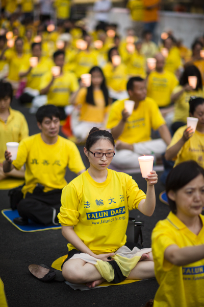 2013年7月20日,来自纽约市的部分法轮功学员聚集在纽约中领馆前,悼念因坚守“真、善、忍”信仰而遭受中共残酷迫害致死的法轮功学员。(爱德华/大纪元) 2013年7月20日,来自纽约市的部分法轮功学员聚集在纽约中领馆前,悼念因坚守“真、善、忍”信仰而遭受中共残酷迫害致死的法轮功学员。(爱德华/大纪元)