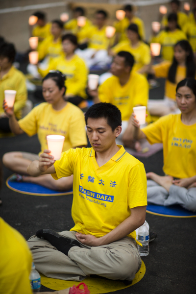 2013年7月20日,来自纽约市的部分法轮功学员聚集在纽约中领馆前,悼念因坚守“真、善、忍”信仰而遭受中共残酷迫害致死的法轮功学员。(爱德华/大纪元) 2013年7月20日,来自纽约市的部分法轮功学员聚集在纽约中领馆前,悼念因坚守“真、善、忍”信仰而遭受中共残酷迫害致死的法轮功学员。(爱德华/大纪元)