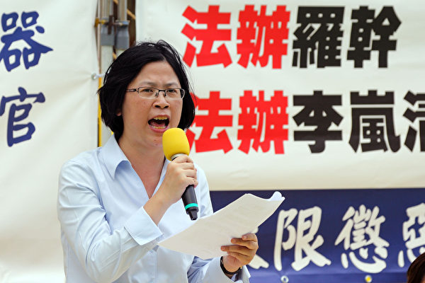 香港法輪功學員7月21日舉行720反迫害14周年集會,來自台港加國等多位知名人士在會上發言,稱讚法輪功在中共殘酷迫害的14年中,仍屹立不搖,將真善忍美好洪傳全世界一百多個國家,並譴責中共活摘法輪功學員器官等邪惡暴行,圖為 台灣法輪功人權律師團發言人朱婉琪。(攝影:潘在殊/大紀元) 香港法輪功學員7月21日舉行720反迫害14周年集會,來自台港加國等多位知名人士在會上發言,稱讚法輪功在中共殘酷迫害的14年中,仍屹立不搖,將真善忍美好洪傳全世界一百多個國家,並譴責中共活摘法輪功學員器官等邪惡暴行,圖為 台灣法輪功人權律師團發言人朱婉琪。(攝影:潘在殊/大紀元)