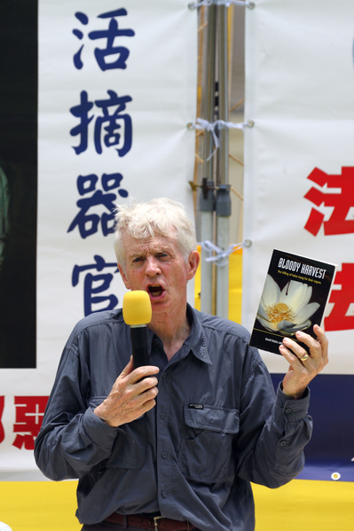 香港法輪功學員7月21日舉行720反迫害14周年集會,來自台港加國等多位知名人士在會上發言,稱讚法輪功在中共殘酷迫害的14年中,仍屹立不搖,將真善忍美好洪傳全世界一百多個國家,並譴責中共活摘法輪功學員器官等邪惡暴行,圖為加拿大前亞太司司長大衛.喬高。(攝影:潘在殊/大紀元) 香港法輪功學員7月21日舉行720反迫害14周年集會,來自台港加國等多位知名人士在會上發言,稱讚法輪功在中共殘酷迫害的14年中,仍屹立不搖,將真善忍美好洪傳全世界一百多個國家,並譴責中共活摘法輪功學員器官等邪惡暴行,圖為加拿大前亞太司司長大衛.喬高。(攝影:潘在殊/大紀元)