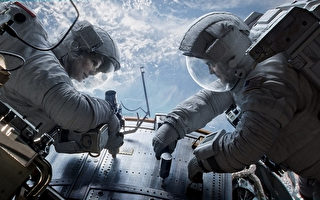 《地心引力》释预告片 与珊卓体验宇宙漂流感