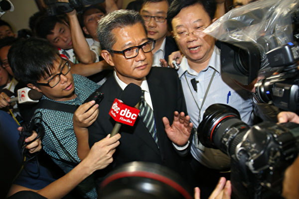 香港發展局長陳茂波的囤地醜聞風波越演越烈,他7月25日出席立法會發展事務委員會的公聽會,多個民團和議員批評其誠信破產,要求他立即下台,陳茂波會後拒絕回答問題,被大批傳媒圍堵,被困立法會大約一個小時。(攝影:潘在殊/大紀元) 香港發展局長陳茂波的囤地醜聞風波越演越烈,他7月25日出席立法會發展事務委員會的公聽會,多個民團和議員批評其誠信破產,要求他立即下台,陳茂波會後拒絕回答問題,被大批傳媒圍堵,被困立法會大約一個小時。(攝影:潘在殊/大紀元)