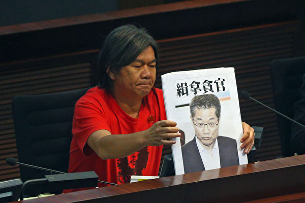 香港發展局長陳茂波的囤地醜聞風波越演越烈,他7月25日出席立法會發展事務委員會的公聽會,多個民團和議員批評其誠信破產,要求他立即下台,圖為立法會議員梁國雄。(攝影:潘在殊/大紀元) 香港發展局長陳茂波的囤地醜聞風波越演越烈,他7月25日出席立法會發展事務委員會的公聽會,多個民團和議員批評其誠信破產,要求他立即下台,圖為立法會議員梁國雄。(攝影:潘在殊/大紀元)