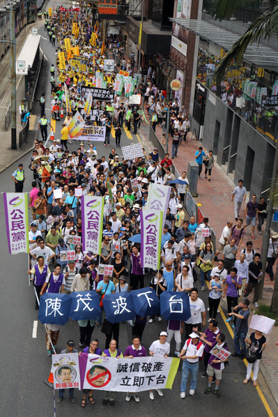 香港新界東北三區村民及民間人權陣線星期日(7月28日)舉行「狼英謬波、蛇鼠一窩、貪官下台、撤回東北發展計劃」大遊行;村民們誓言捍衛家園,不遷不拆,要求誠信破產的梁振英和陳茂波下台,主辦方宣布有三千人參加。( 攝影:潘在殊/大紀元) 香港新界東北三區村民及民間人權陣線星期日(7月28日)舉行「狼英謬波、蛇鼠一窩、貪官下台、撤回東北發展計劃」大遊行;村民們誓言捍衛家園,不遷不拆,要求誠信破產的梁振英和陳茂波下台,主辦方宣布有三千人參加。( 攝影:潘在殊/大紀元)