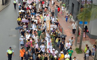 視頻新聞：香港三千人再上街 促梁振英下台
