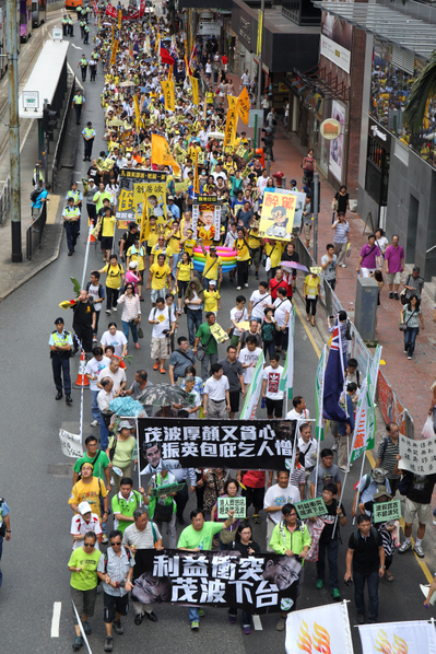香港新界東北三區村民及民間人權陣線星期日(7月28日)舉行「狼英謬波、蛇鼠一窩、貪官下台、撤回東北發展計劃」大遊行;村民們誓言捍衛家園,不遷不拆,要求誠信破產的梁振英和陳茂波下台,主辦方宣布有三千人參加。( 攝影:潘在殊/大紀元) 香港新界東北三區村民及民間人權陣線星期日(7月28日)舉行「狼英謬波、蛇鼠一窩、貪官下台、撤回東北發展計劃」大遊行;村民們誓言捍衛家園,不遷不拆,要求誠信破產的梁振英和陳茂波下台,主辦方宣布有三千人參加。( 攝影:潘在殊/大紀元)