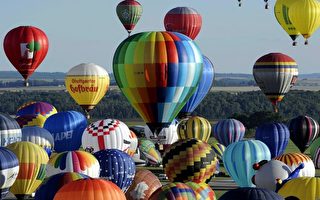 组图：法国热气球节 408颗空中展现缤纷