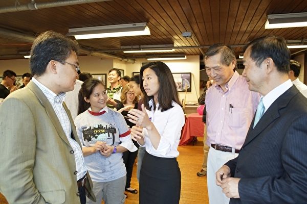 波士顿不分区市议员候选人吴弭(Michelle Wu)与嘉宾对谈。(张劭聿提供) 波士顿不分区市议员候选人吴弭(Michelle Wu)与嘉宾对谈。(张劭聿提供)