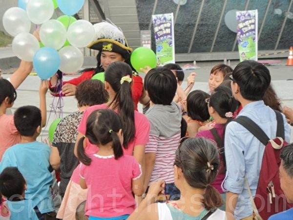 「杜奇船長」將氣球發送給小朋友。(陳秀媛/大紀元) 「杜奇船長」將氣球發送給小朋友。(陳秀媛/大紀元)