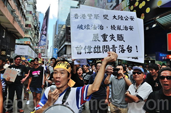 facebook纪元友熊立头绑“撑林倒曾”黄色丝带,支持林慧思老师,促警务处长曾伟雄落台。(宋祥龙/大纪元) facebook纪元友熊立头绑“撑林倒曾”黄色丝带,支持林慧思老师,促警务处长曾伟雄落台。(宋祥龙/大纪元)