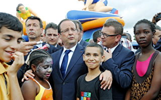 法国总统奥朗德走进巴黎贫困街区