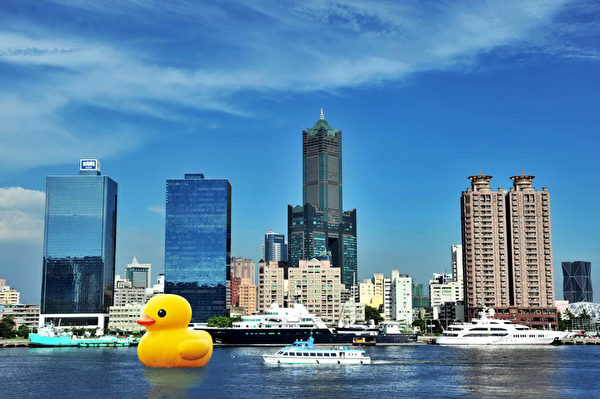 擁有超高人氣的黃色小鴨9月將游到港都,圖為合成圖。(高雄市政府新聞局提供) 擁有超高人氣的黃色小鴨9月將游到港都,圖為合成圖。(高雄市政府新聞局提供)