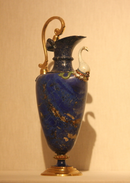 青金石水壶,1577-1578,青金石、金、珐琅、铜镀金,佛罗伦斯手工艺。(章乐/大纪元) 青金石水壶,1577-1578,青金石、金、珐琅、铜镀金,佛罗伦斯手工艺。(章乐/大纪元)