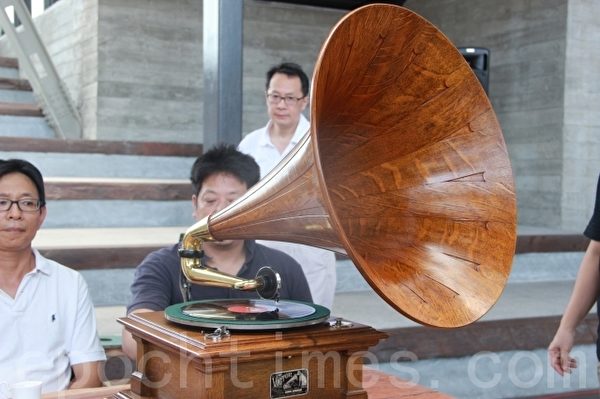 唱盘大声公。(谢月琴/大纪元) 唱盘大声公。(谢月琴/大纪元)