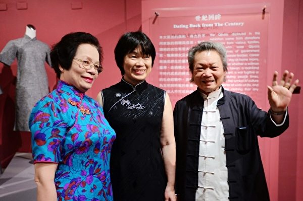 台湾文化部长龙应台(中)与资深旗袍师傅许荣一(右)及花扣师傅蔡蕊(左)合影。(摄影:钟元/大纪元) 台湾文化部长龙应台(中)与资深旗袍师傅许荣一(右)及花扣师傅蔡蕊(左)合影。(摄影:钟元/大纪元)