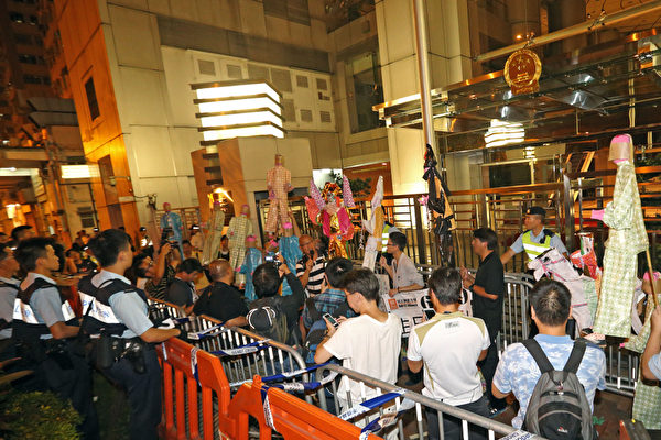 香港特首梁振英恰巧在阴历七月十四日盂兰节这天出生,一批“民主倒梁力量”成员晚上到中联办“烧街衣”,让身为中共地下党的梁振英(689)尽快落台下地狱,不要在人间作恶;并批评中共制造最多的冤魂。(潘在殊/大纪元) 香港特首梁振英恰巧在阴历七月十四日盂兰节这天出生,一批“民主倒梁力量”成员晚上到中联办“烧街衣”,让身为中共地下党的梁振英(689)尽快落台下地狱,不要在人间作恶;并批评中共制造最多的冤魂。(潘在殊/大纪元)