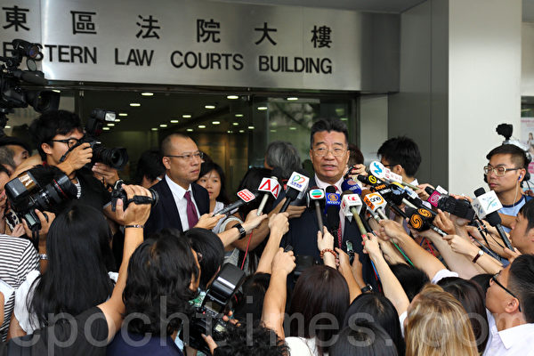 头号梁粉、前全国政协委员刘梦熊遭香港廉政公署起诉涉嫌意图妨碍司法公正,8月21日在东区法院提堂,案件押后至下个月初再开庭。(潘在殊/大纪元) 头号梁粉、前全国政协委员刘梦熊遭香港廉政公署起诉涉嫌意图妨碍司法公正,8月21日在东区法院提堂,案件押后至下个月初再开庭。(潘在殊/大纪元)