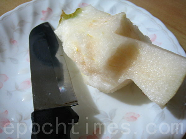 切水梨的重点是避免切到中间的果核(切到果核会让水梨变黑黄)。(摄影:杨美琴/大纪元) 切水梨的重点是避免切到中间的果核(切到果核会让水梨变黑黄)。(摄影:杨美琴/大纪元)