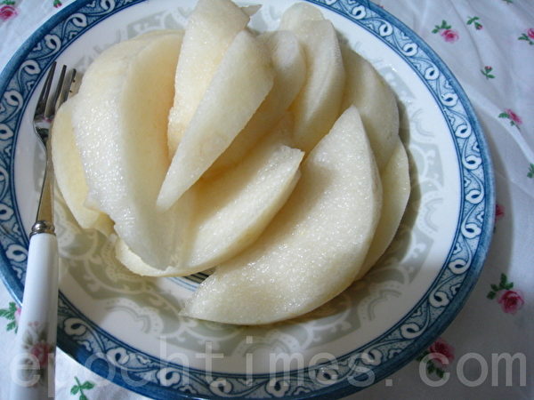 炎夏来一盘冰凉的水梨切盘,沁心舒畅。(摄影:杨美琴/大纪元) 炎夏来一盘冰凉的水梨切盘,沁心舒畅。(摄影:杨美琴/大纪元)