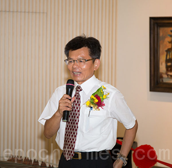 行政院政务委员杨秋兴致词表示,“他当县长时决定要洗刷高雄是文化沙漠的污点。” (郑顺利/大纪元) 行政院政务委员杨秋兴致词表示,“他当县长时决定要洗刷高雄是文化沙漠的污点。” (郑顺利/大纪元)