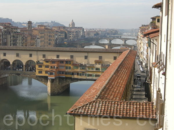 柯西莫一世进驻旧宫(Palazzo Vecchio)时,他要求瓦萨利加盖一个1000公尺长的长廊,以便把旧宫与碧堤宫(Palazzo Pitti)连接起来。图为从乌菲兹美术馆眺望亚诺河看到的一段。(史多华/大纪元) 柯西莫一世进驻旧宫(Palazzo Vecchio)时,他要求瓦萨利加盖一个1000公尺长的长廊,以便把旧宫与碧堤宫(Palazzo Pitti)连接起来。图为从乌菲兹美术馆眺望亚诺河看到的一段。(史多华/大纪元)