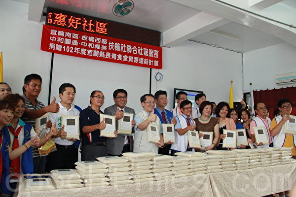 四扶輪社聯合捐贈岳明學田米。(謝月琴/大紀元) 四扶輪社聯合捐贈岳明學田米。(謝月琴/大紀元)