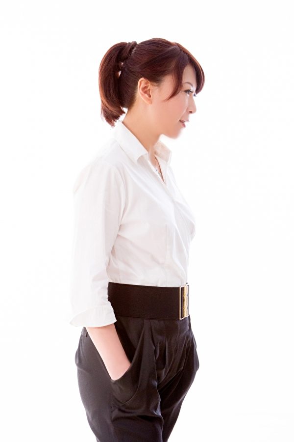 珠宝设计师Stella相信‘不要帮珠宝找客人,珠宝自会去寻找有缘人’。(喜柿珠宝提供) 珠宝设计师Stella相信‘不要帮珠宝找客人,珠宝自会去寻找有缘人’。(喜柿珠宝提供)