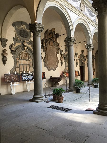 米开洛左(Michelozzo di Bartolomeo Michelozzi,1396–1472)为美迪奇家族盖的宅邸,Palazzo via Larga(今Palazzo Medici Riccardi)。(史多华/大纪元)