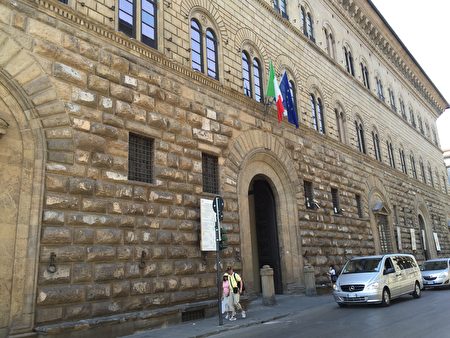 米开洛左(Michelozzo di Bartolomeo Michelozzi,1396–1472)为美迪奇家族盖的宅邸,Palazzo via Larga(今Palazzo Medici Riccardi)。(史多华/大纪元)
