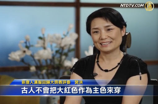 2013年第四届“全球汉服回归设计大奖赛”汉服大赛评委樊弘认为,近年兴起的汉服热与汉服大赛的要求有本质区别。(新唐人提供) 2013年第四届“全球汉服回归设计大奖赛”汉服大赛评委樊弘认为,近年兴起的汉服热与汉服大赛的要求有本质区别。(新唐人提供)