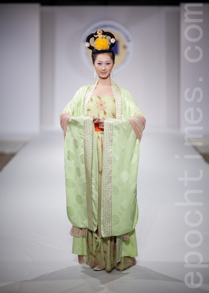 从首届汉服大赛就作为首席模特的袁宇婷,在纽约2010年第三届“全球汉服回归设计大奖赛”上。(大纪元图片) 从首届汉服大赛就作为首席模特的袁宇婷,在纽约2010年第三届“全球汉服回归设计大奖赛”上。(大纪元图片)