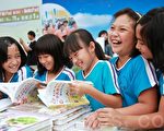 東河國小學童在書海中挑選自己喜歡的書。(許享富 /大紀元)