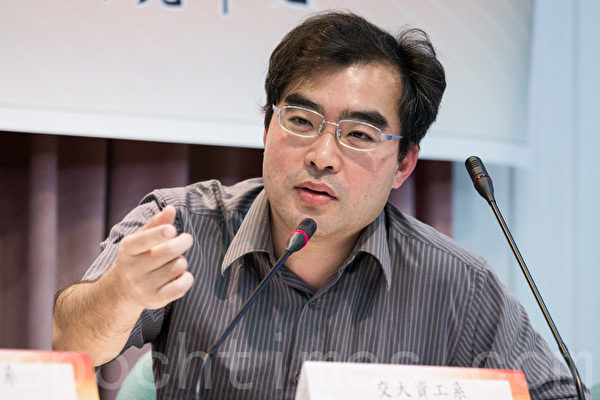 交通大学资讯工程系教授林盈达表示,服贸开放第二类电信,形同现代e化版的木马屠城条款。(陈柏州 /大纪元) 交通大学资讯工程系教授林盈达表示,服贸开放第二类电信,形同现代e化版的木马屠城条款。(陈柏州 /大纪元)
