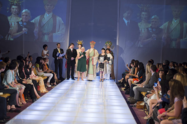 金奖获得者为来自台湾的张淑智（主设计师）她的作品为：春之颂；服装朝代：宋朝。（戴兵／大纪元）