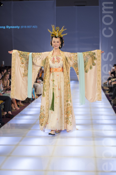 2013年9月8日,曼哈顿“全球汉服回归设计大奖赛”唐代压轴汉服的出场带来了第一轮掌声,该汉服获银奖。(摄影:戴兵/大纪元) 2013年9月8日,曼哈顿“全球汉服回归设计大奖赛”唐代压轴汉服的出场带来了第一轮掌声,该汉服获银奖。(摄影:戴兵/大纪元)