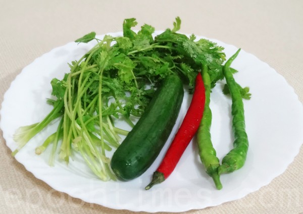香菜、小黄瓜、辣椒、大葱是老虎菜辛辣爽脆的主要食材。(摄影:彩霞/大纪元) 香菜、小黄瓜、辣椒、大葱是老虎菜辛辣爽脆的主要食材。(摄影:彩霞/大纪元)