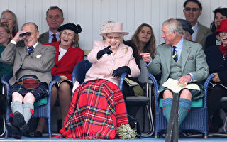 英國女王夫婦觀看蘇格蘭高地運動會