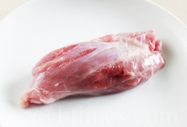 腱子肉内藏筋,炖卤入味切片吃,类似吃卤牛腱,Q弹有嚼劲。(摄影:彩霞/大纪元) 腱子肉内藏筋,炖卤入味切片吃,类似吃卤牛腱,Q弹有嚼劲。(摄影:彩霞/大纪元)