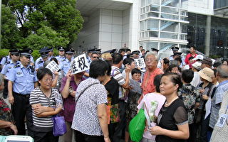 逾千民众上海信访局门前高喊口号 警察怕拍照