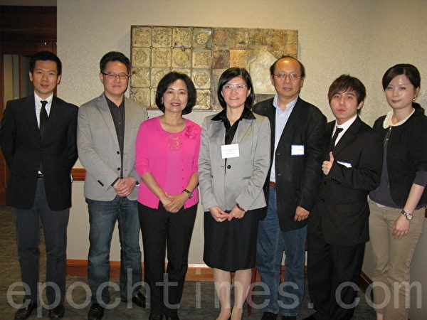 会长联席会议嘉宾﹐(左起)移民署秘书张丰茂、宗家洸教授,经文处处长洪慧珠、 教育组长黄薳玉、王世辉牙医师、台学联会长林俞安和领务秘书洪毓羚。(摄影﹕冯文鸾/大纪元) 会长联席会议嘉宾﹐(左起)移民署秘书张丰茂、宗家洸教授,经文处处长洪慧珠、 教育组长黄薳玉、王世辉牙医师、台学联会长林俞安和领务秘书洪毓羚。(摄影﹕冯文鸾/大纪元)