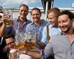 世界最大民间节 德国慕尼黑啤酒节开喝