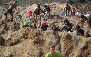 組圖：法國泥漿挑戰賽 參賽者摸爬滾打勇往直前