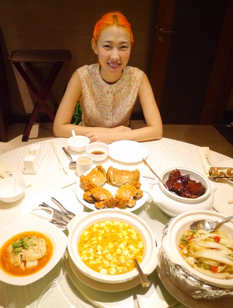 Joanna王若琳無法在台灣過中秋節,唱片公司請吃大閘蟹慰勞。(索尼音樂提供) Joanna王若琳無法在台灣過中秋節,唱片公司請吃大閘蟹慰勞。(索尼音樂提供)