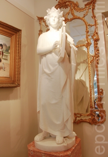 伦敦梅费尔艺廊(Mayfair Gallery)内19世纪末。新古典主义的白色大理石雕像,太阳神阿波罗。(曹莺飞/大纪元) 伦敦梅费尔艺廊(Mayfair Gallery)内19世纪末。新古典主义的白色大理石雕像,太阳神阿波罗。(曹莺飞/大纪元)