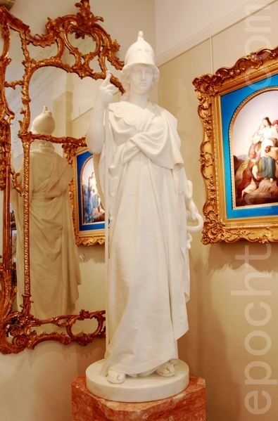 伦敦梅费尔艺廊(Mayfair Gallery)内19世纪末。新古典主义的白色大理石雕像,智慧女神米娜瓦。(曹莺飞/大纪元) 伦敦梅费尔艺廊(Mayfair Gallery)内19世纪末。新古典主义的白色大理石雕像,智慧女神米娜瓦。(曹莺飞/大纪元)