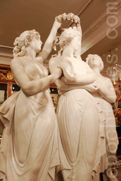 伦敦梅费尔艺廊(Mayfair Gallery)内19世纪末。新古典主义的白色大理石雕像--“美惠加冕金星”。(曹莺飞/大纪元) 伦敦梅费尔艺廊(Mayfair Gallery)内19世纪末。新古典主义的白色大理石雕像--“美惠加冕金星”。(曹莺飞/大纪元)