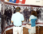 9月22日,由王康策划、50多名中国大陆画家联手完成的抗战史画长卷“浩气长流”小部分复印件在加州圣地亚哥展出。(杨婕/大纪元)