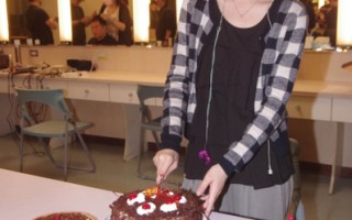 白安欢庆22岁生日 笑拥5个蛋糕